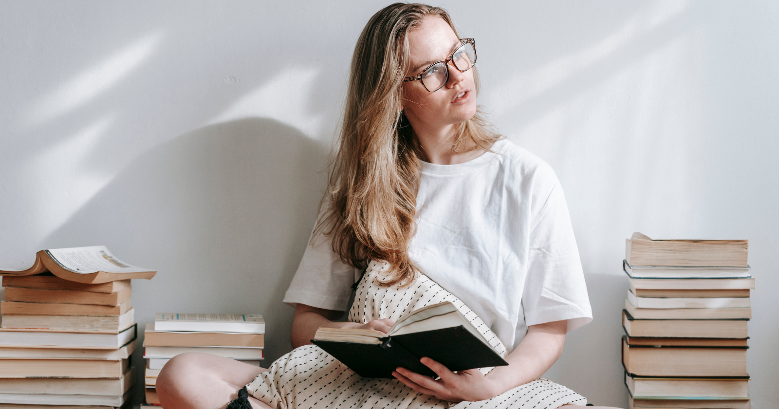 9 non-obvious signs that someone is highly intelligent - The Considered Man