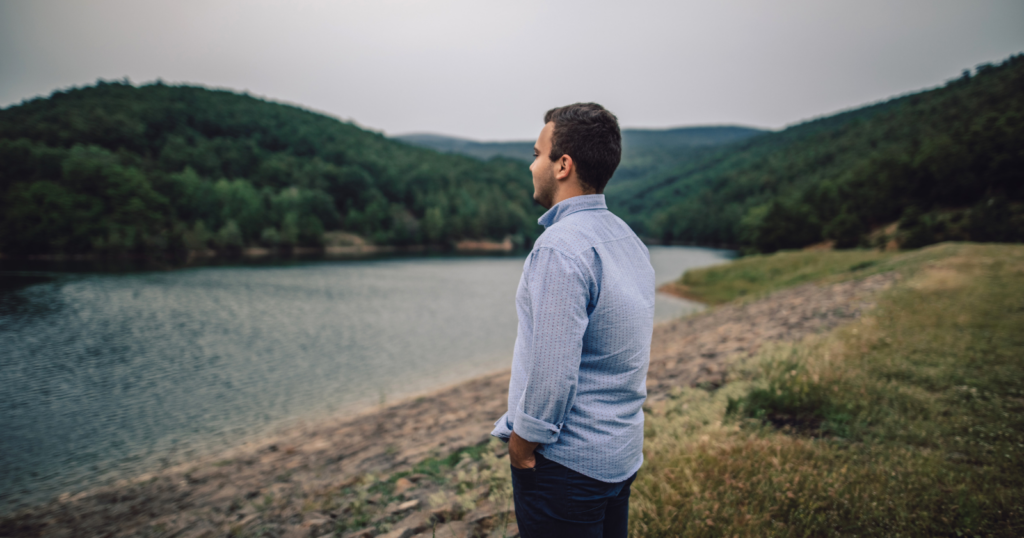 Men who become lonelier as they get older usually display these 5 behaviors without realizing it